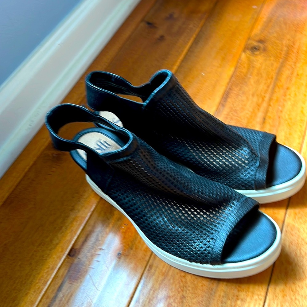 Sofft black heeled sandal with white sole.  Size 8